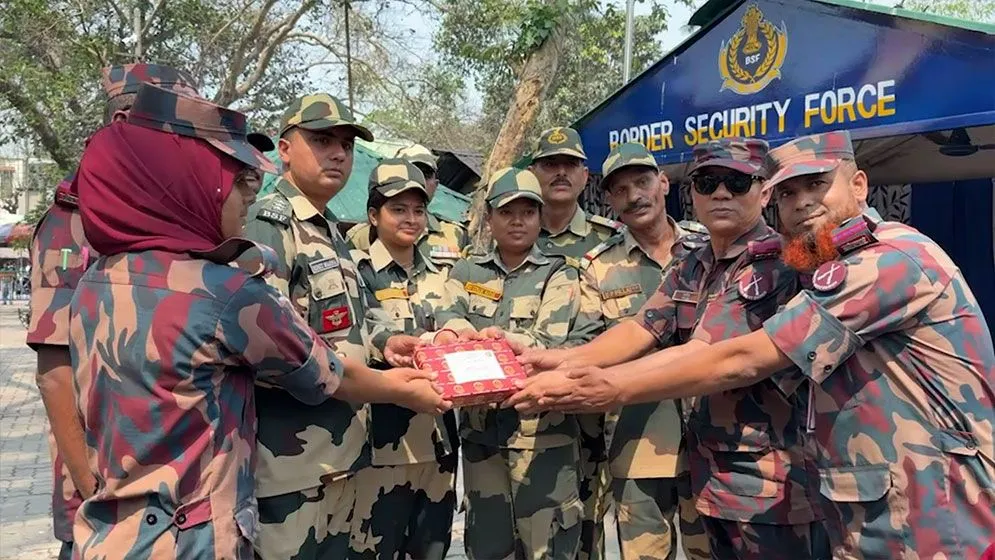 স্বাধীনতা দিবসে বিএসএফকে বিজিবির মিষ্টি উপহার