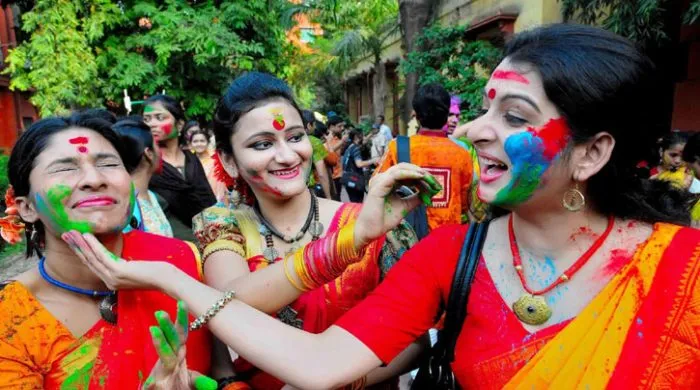 দোল পূর্ণিমা আজ, উৎসবে মেতেছেন সনাতন ধর্মাবলম্বীরা