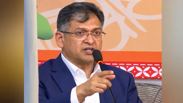 ‘আমাকে দেখলে তো লোকে সংবিধান বলে’: স্বরাষ্ট্রমন্ত্রী
