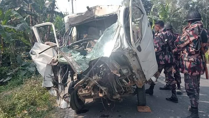 পলাশবাড়ীতে বাস ও বিজিবির গাড়ি সংঘর্ষে আহত ৮