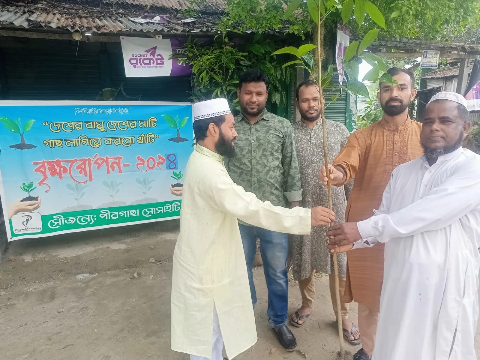 শীতল পরিবেশ রক্ষায় বৃক্ষরোপণ শুরু করেছে ‘পীরগাছা সোসাইটি’