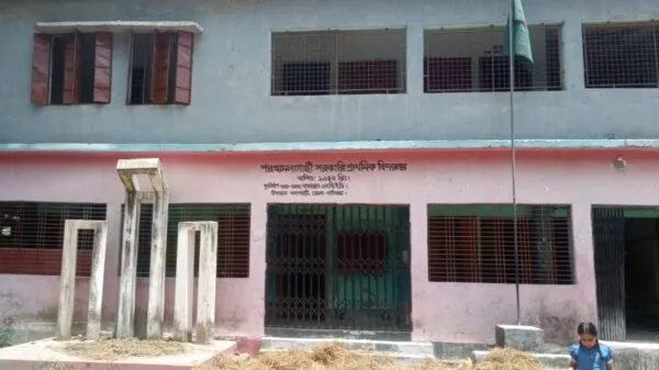 প্রাথমিক বিদ্যালয় মেরামতে অনিয়মের অভিযোগ: শিক্ষার্থীদের দুর্ভোগ চরমে