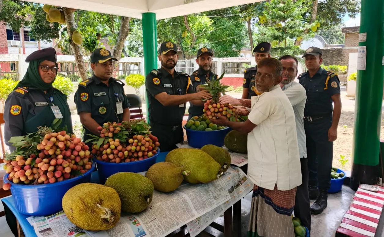 কারাবন্দীদের মাঝে মৌসুমী ফল বিতরণ