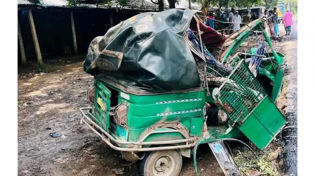 সিএনজি-কাভার্ডভ্যান চাপা, মা-বাবা-সন্তানসহ নিহত ৪