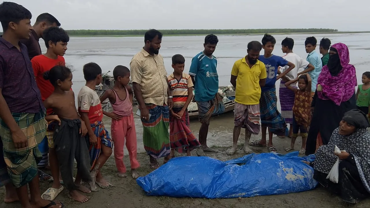 মেঘনায় বাল্কহেডের ধাক্কায় তীরে থাকা ট্রলার ডুবি: নিহত ১, নিখোঁজ ১