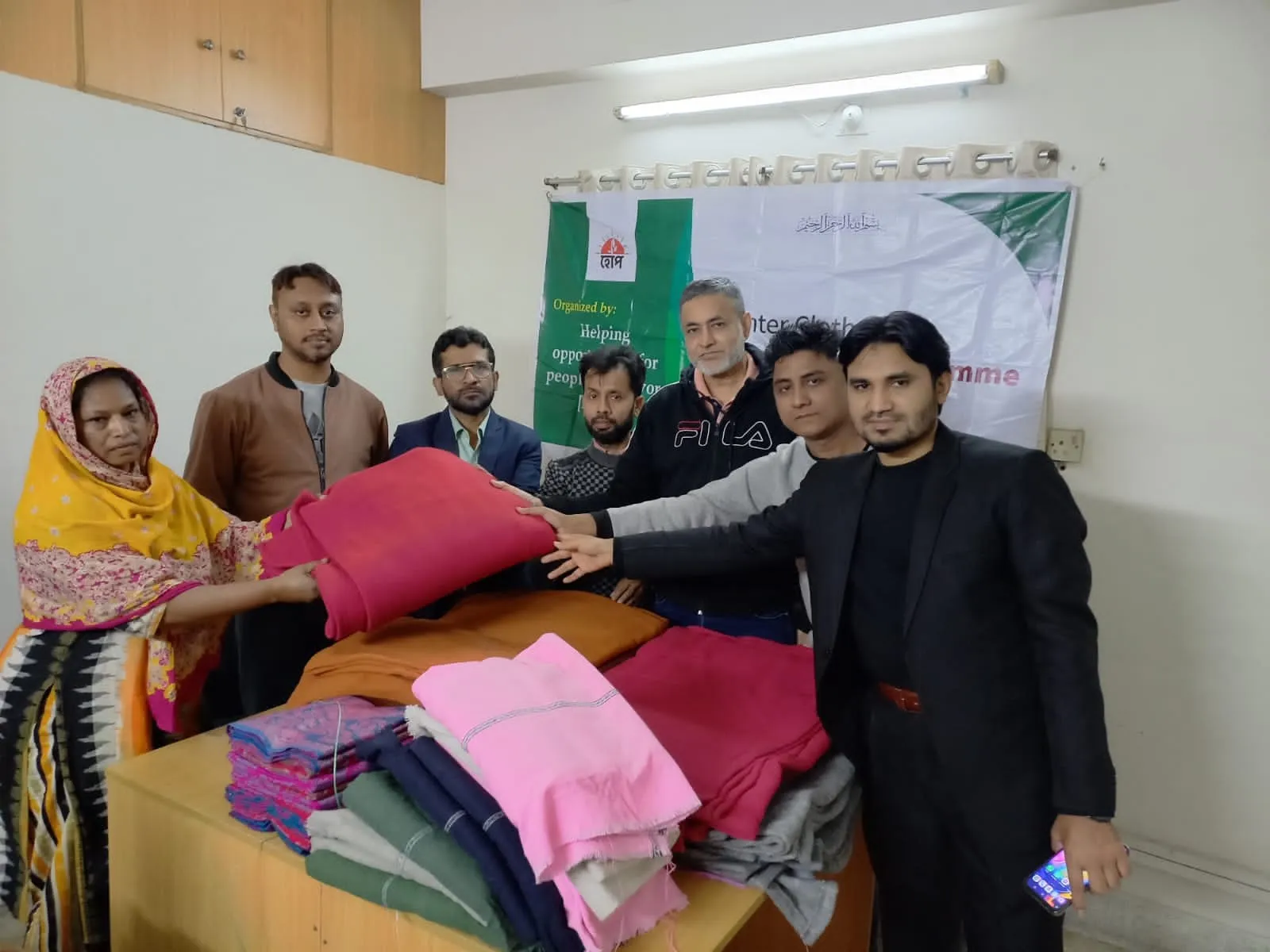 শীতার্ত মানুষের মাঝে শীতবস্ত্র বিতরণ করলো হোপ