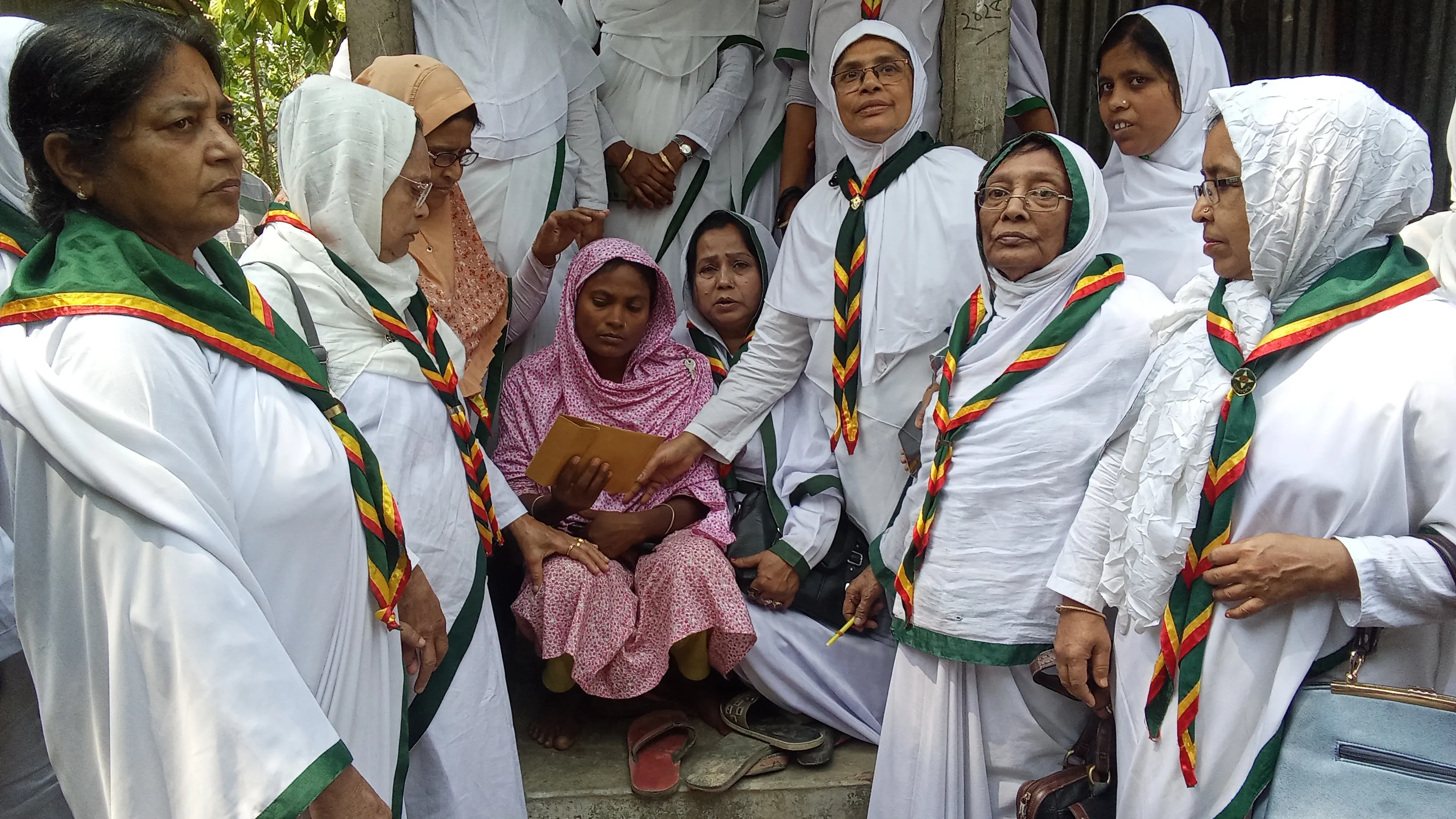 আলোচিত শিশু আছিয়ার বাড়িতে বাংলাদেশ গার্লস গাইড অ্যাসোসিয়েশন