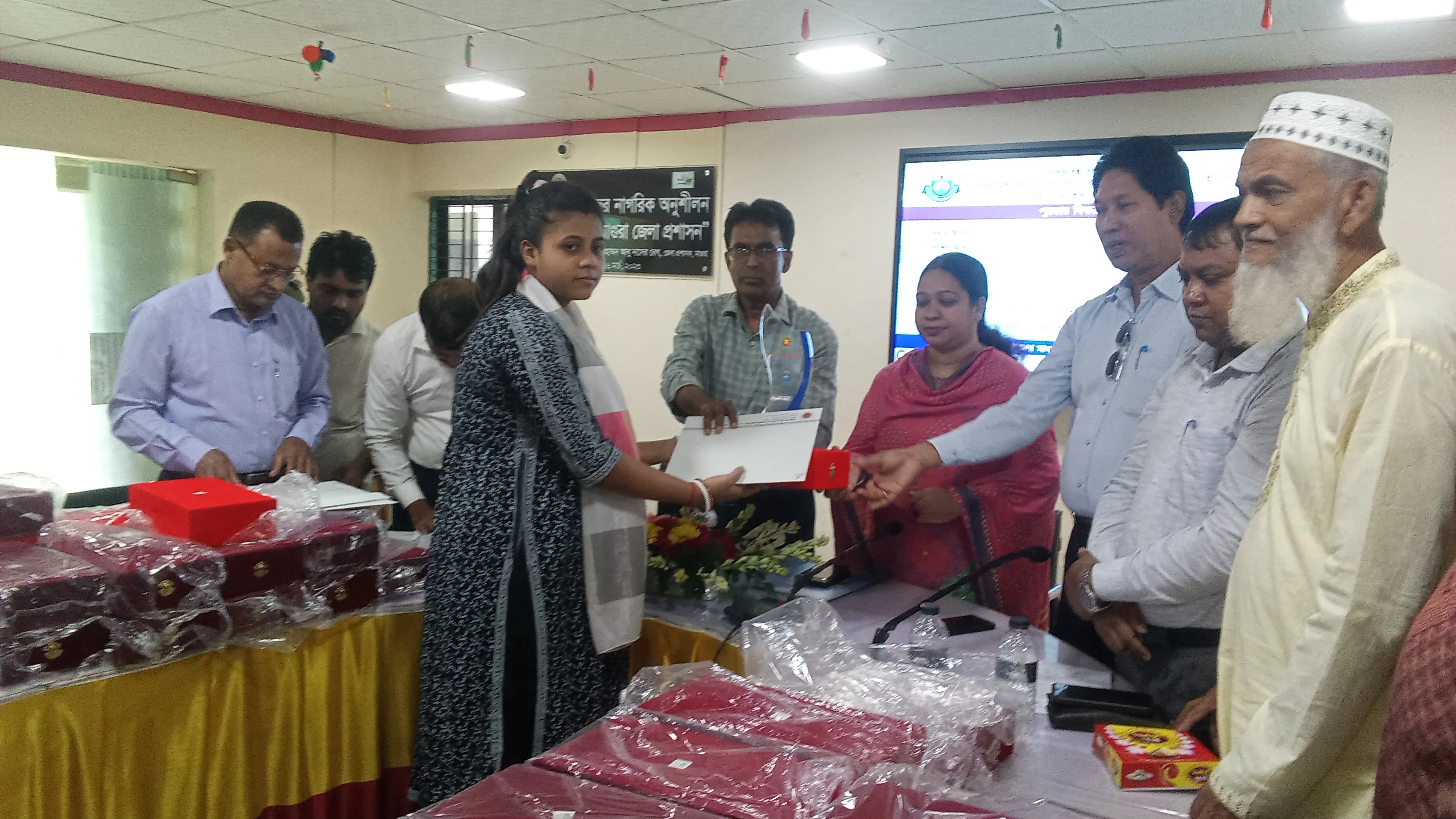 কৃতি শিক্ষার্থীদের মাঝে শিক্ষা অফিসের পুরস্কার বিতরণ