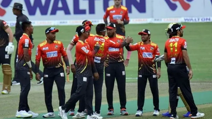 কুমিল্লার বিপক্ষে টস জিতে ব্যাটিংয়ে চট্টগ্রাম