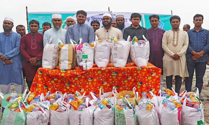সাতক্ষীরায় ঘূর্ণিঝড় রিমালের আঘাতে ক্ষতিগ্রস্ত মানুষের পাশে ছাত্রশিবির সভাপতি