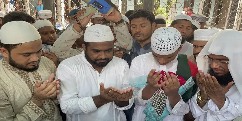 আন্তর্জাতিক কুরআন প্রতিযোগিতায় চ্যাম্পিয়ন হাফেজ আনাসকে ছাত্রশিবিরের শুভেচ্ছা