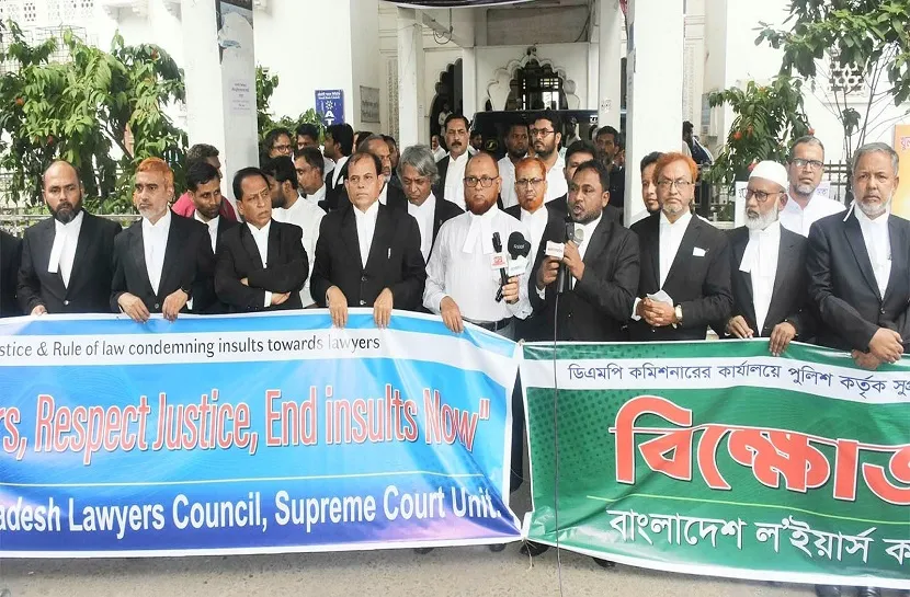 বাংলাদেশ ল'ইয়ার্স কাউন্সিলের প্রতিবাদ সমাবেশে আইনজীবী নেতৃবৃন্দ
