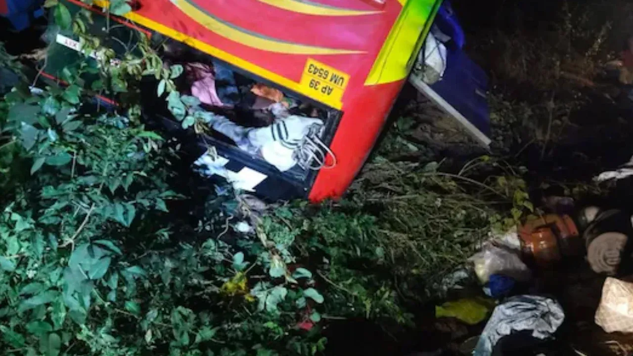 ভারতের বাস খাদে পড়ে নিহত ৯