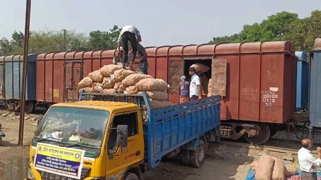 First consignment of Indian onion being handed over to dealers