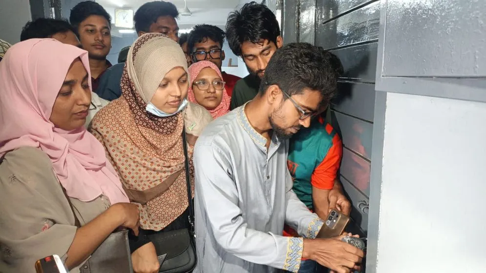 বরিশালে সিভিল সার্জন অফিসে তালা