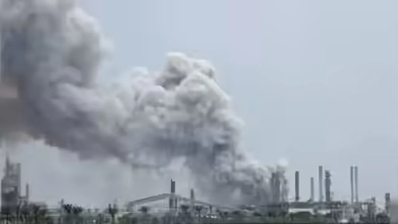 ইরানের ড্রোন হামলা কুয়েতের তেল শোধনাগারে আগুন