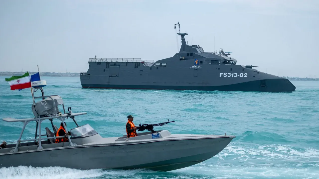 যুক্তরাষ্ট্রের সামরিক জাহাজে ইরানের হামলা