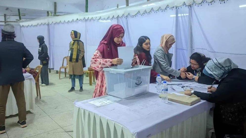 নারী ভোটারদের উপস্থিতি বেশি, কেন্দ্রে কেন্দ্রে দীর্ঘ লাইন