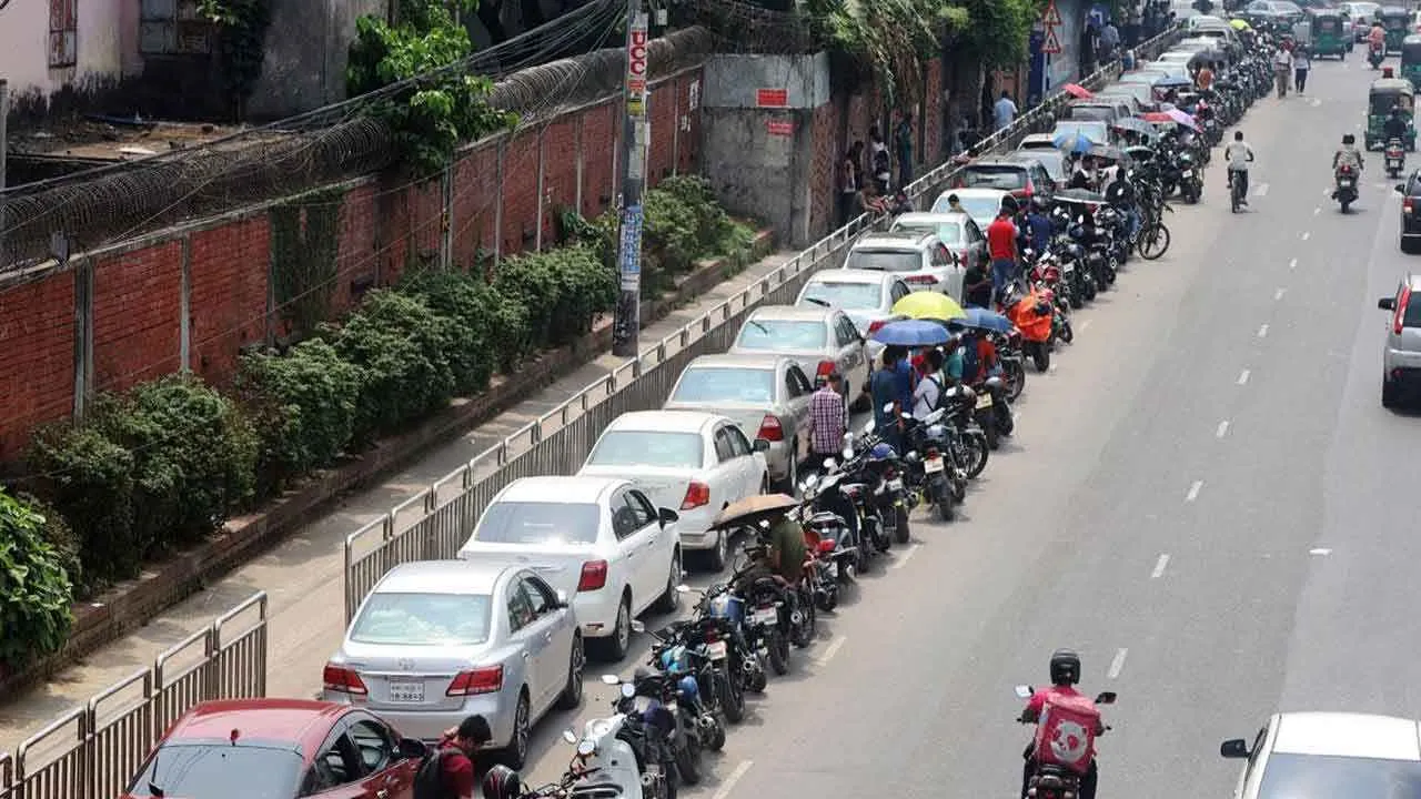 সড়কে তীব্র যানজট, যাত্রীদের ভোগান্তি চরমে