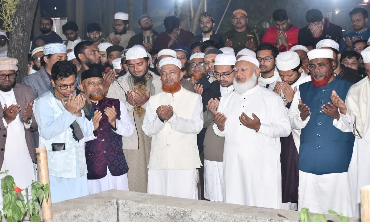 Jamaat Ameer visits grave of Hadi, offers prayers
