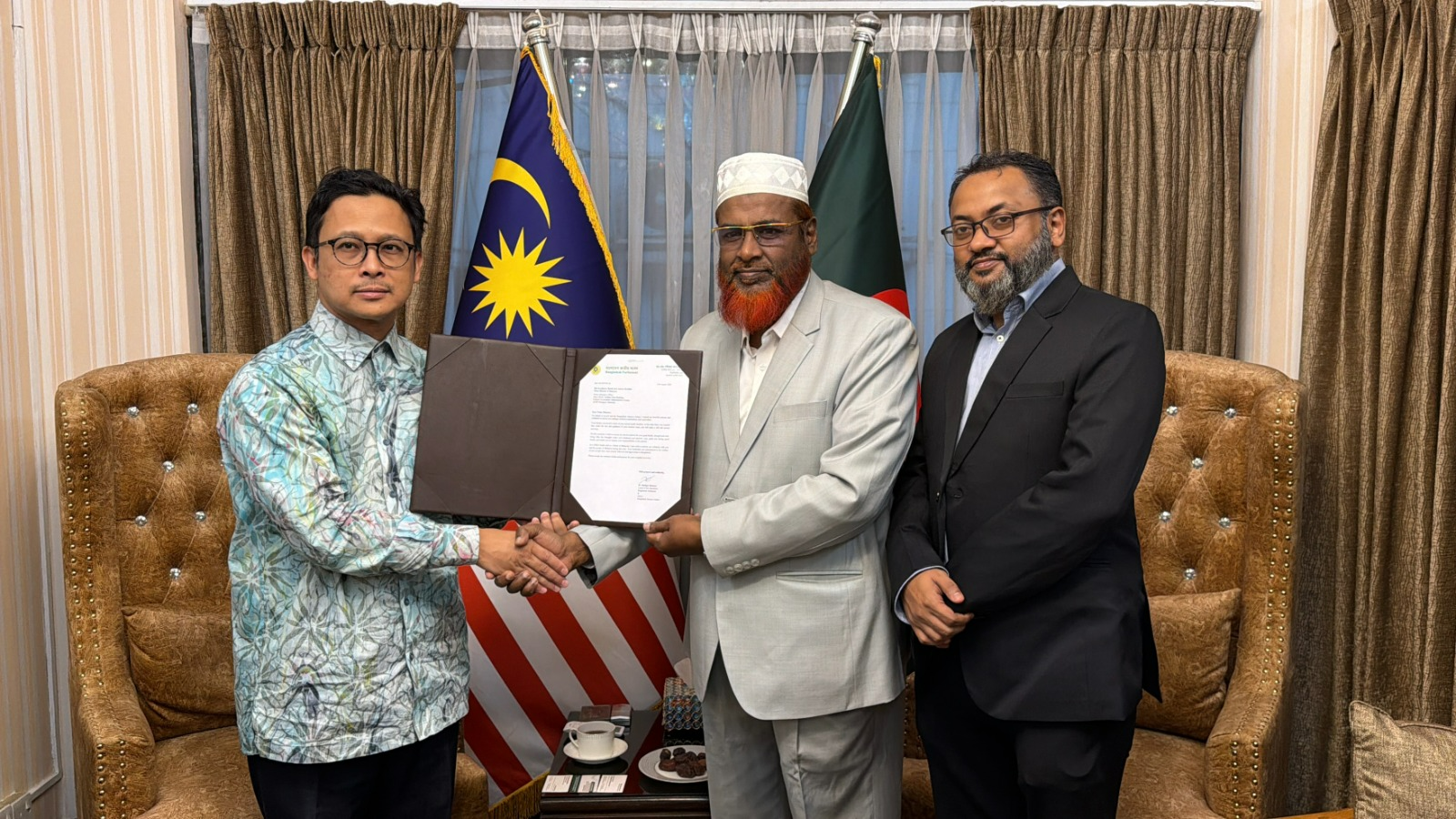 Jamaat_Ameer_hands_over_letter_wishing_good_hea.original