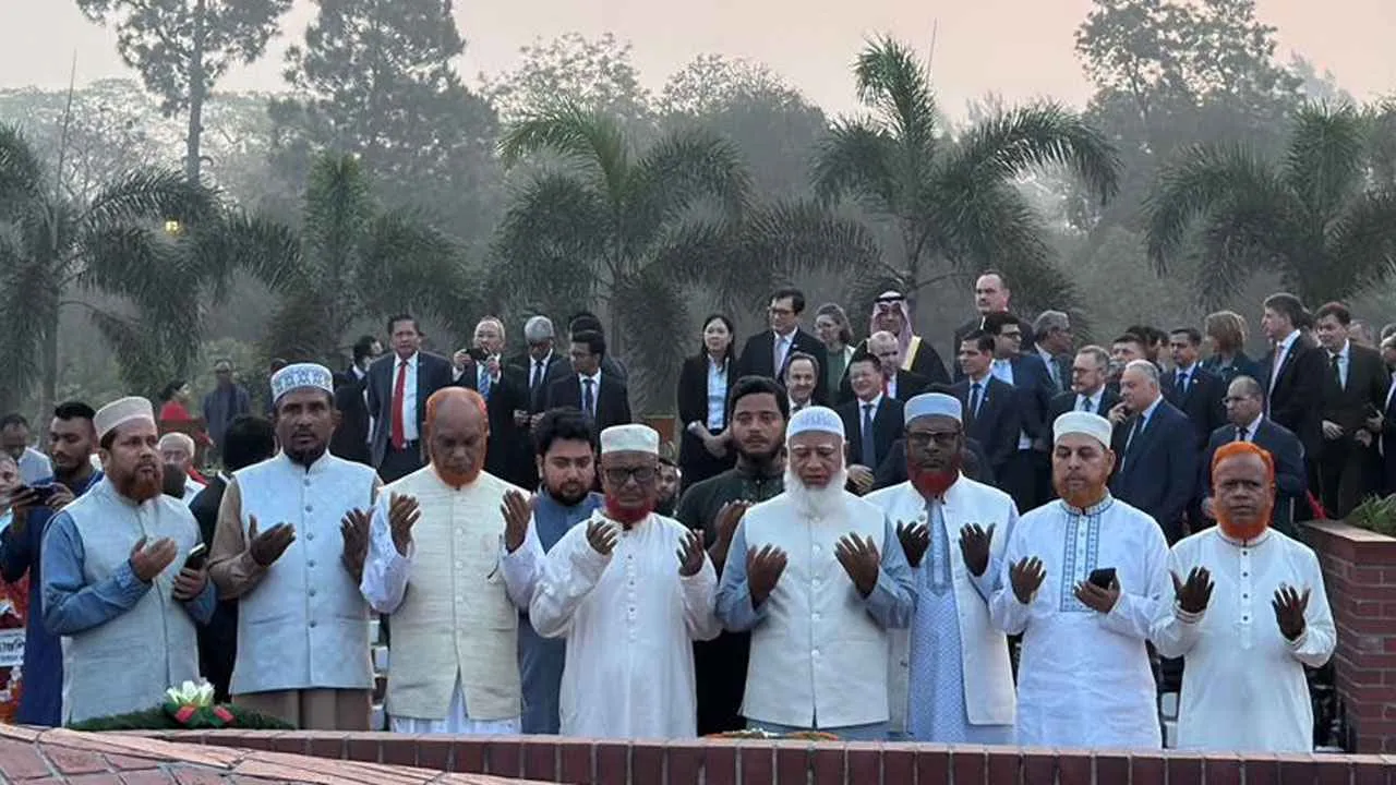 স্মৃতিসৌধে জামায়াত আমিরের শ্রদ্ধা ও দোয়া