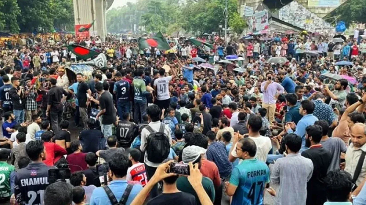 পুলিশের বাধা উপেক্ষা করে আন্দোলনে অনড় শিক্ষার্থীরা