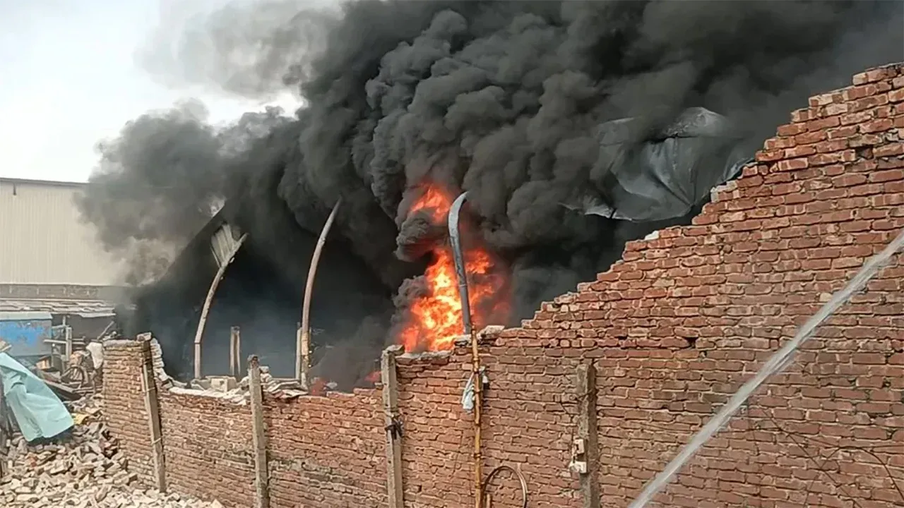 কেরানীগঞ্জের গ্যাস লাইটার কারখানার আগুন নিয়ন্ত্রণে