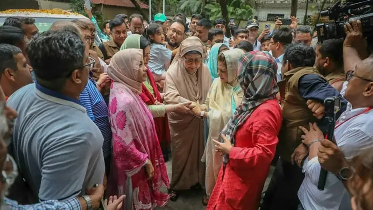 হেঁটে ফিরোজায় প্রবেশ করলেন খালেদা জিয়া