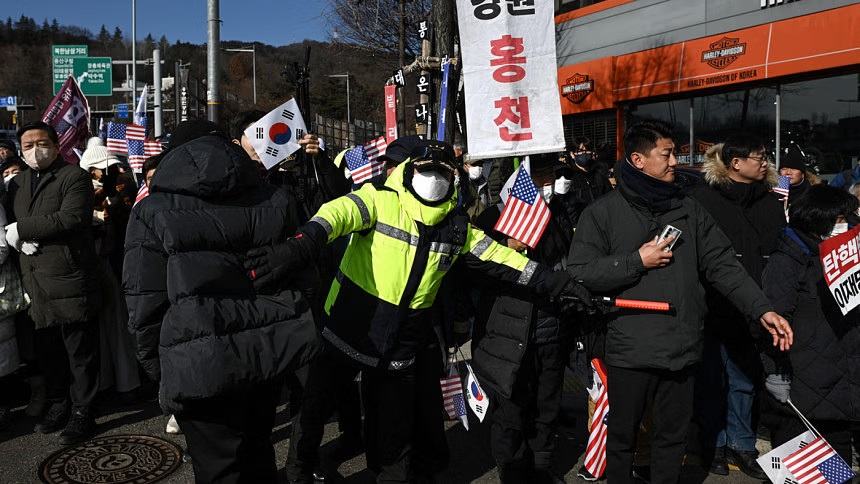 South Korea in political crisis after president resists arrest