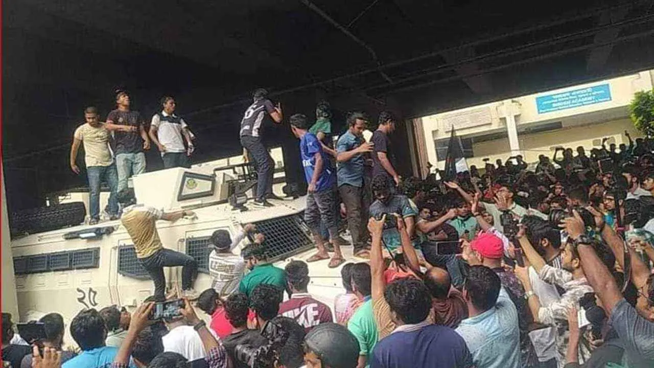 মামলার ভয় উপেক্ষা করে আন্দোলনে অনড় কোটাবিরোধী শিক্ষার্থীরা