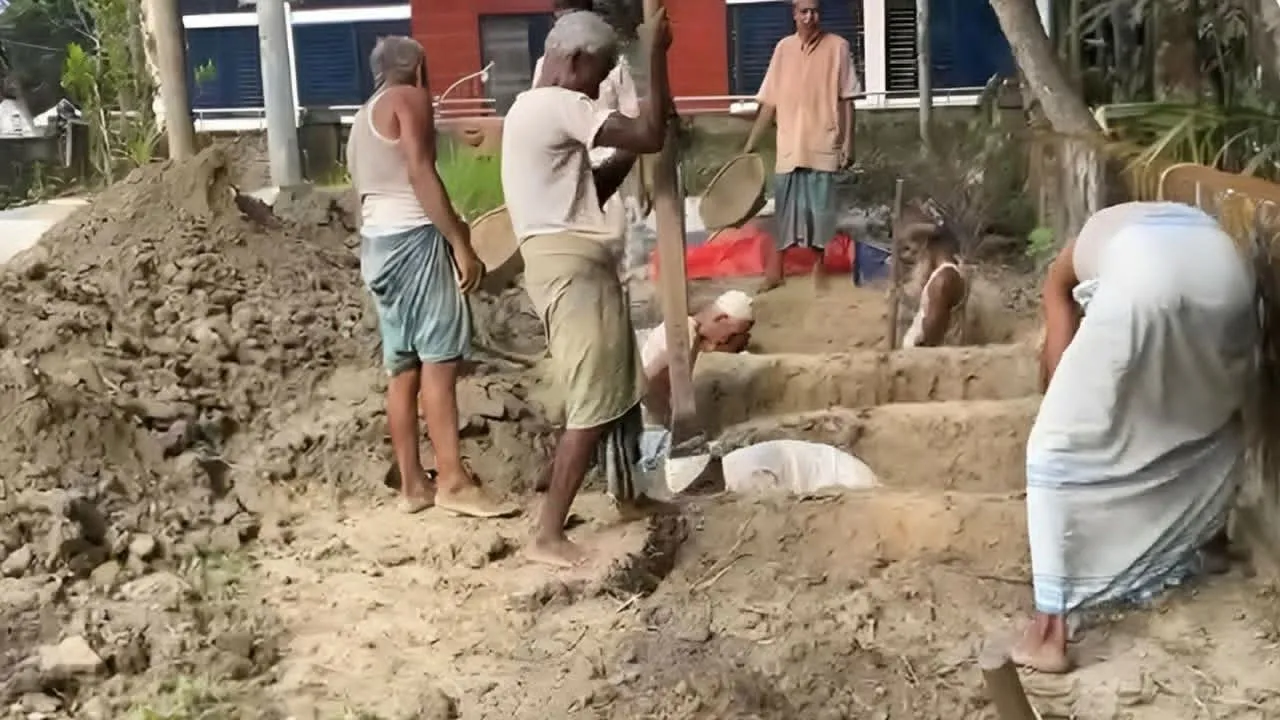 লক্ষ্মীপুরে পাশাপাশি খোঁড়া হলো ৪ কবর