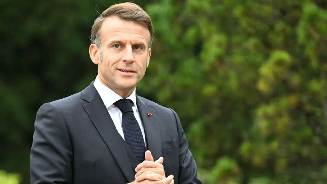 অস্থির ফ্রান্সে ৪৮ ঘণ্টার মধ্যে নতুন প্রধানমন্ত্রী নিয়োগ দেবেন ম্যাক্রোঁ