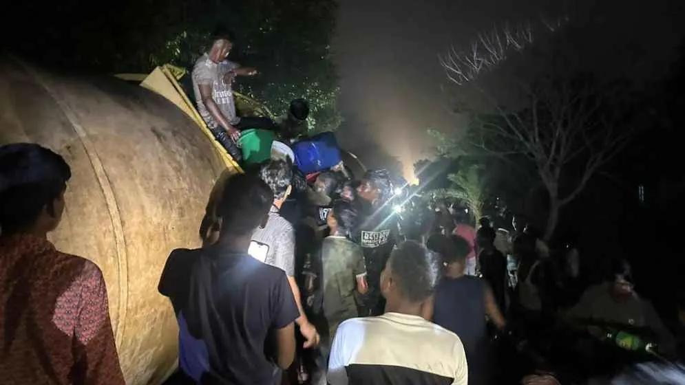 হবিগঞ্জে দুর্ঘটনা কবলিত ট্রেন থেকে তেল লুটপাটের মহোৎসব