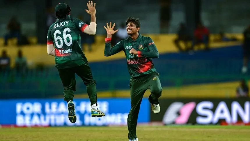 Mahedi sends back Rahul to leave India three down