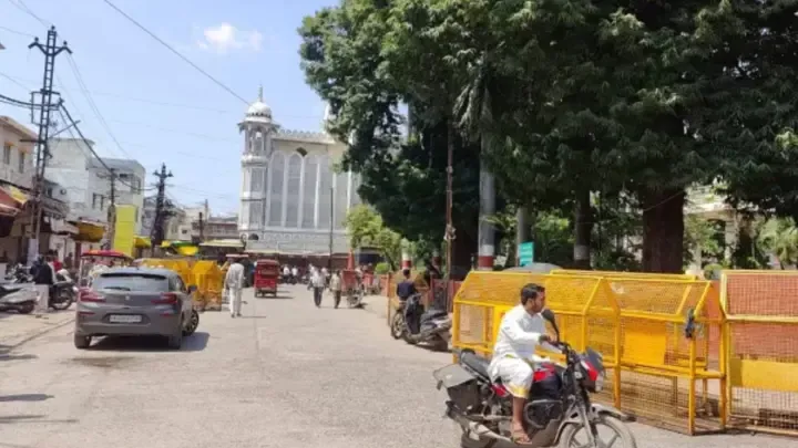 ভারতে মসজিদ ভাঙা ঠেকাতে রাতেও পাহারা দিচ্ছেন মুসল্লিরা