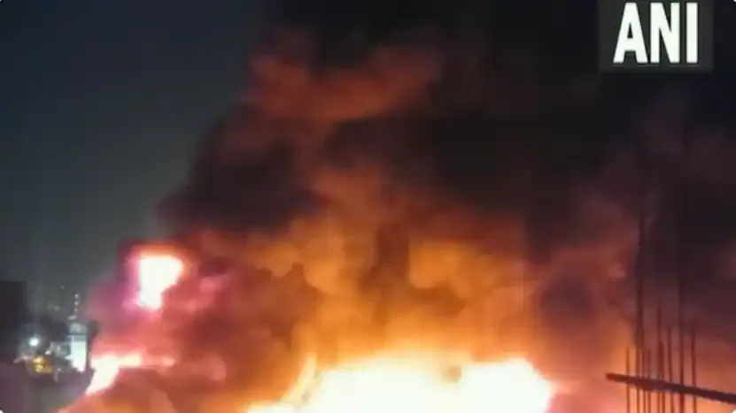 Kolkata: Massive Fire Breaks Out At Godown In Tangra, Firefighting Operation Underway