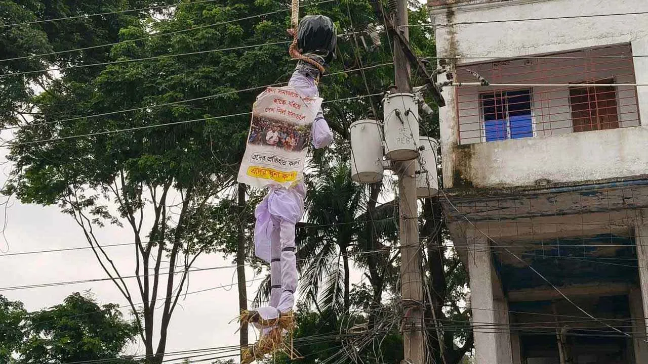 বৈদ্যুতিক তারে ঝুলছিল এনসিপির শীর্ষ নেতাদের কুশপুত্তলিকা
