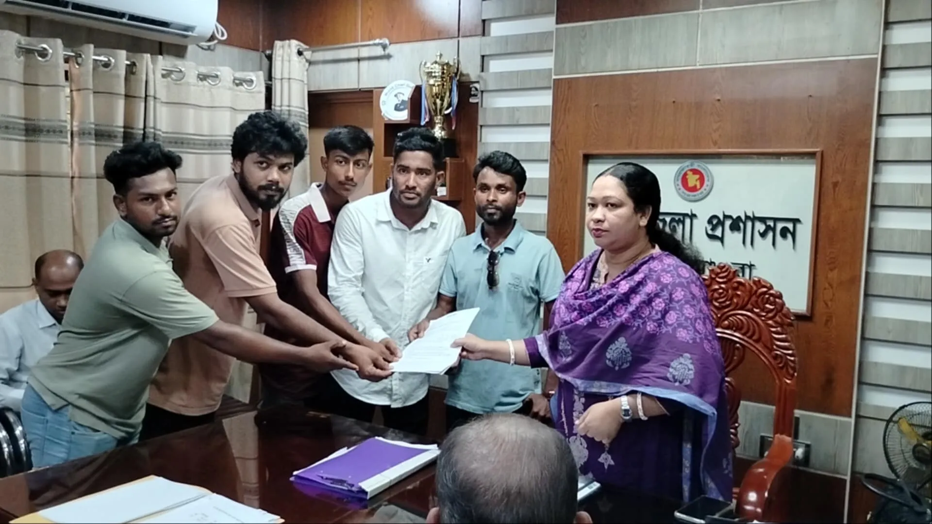 ছাত্রীকে শ্লীলতাহানীতে অভিযুক্ত শিক্ষকের গ্রেফতারের দাবিতে স্মারকলিপি প্রদান
