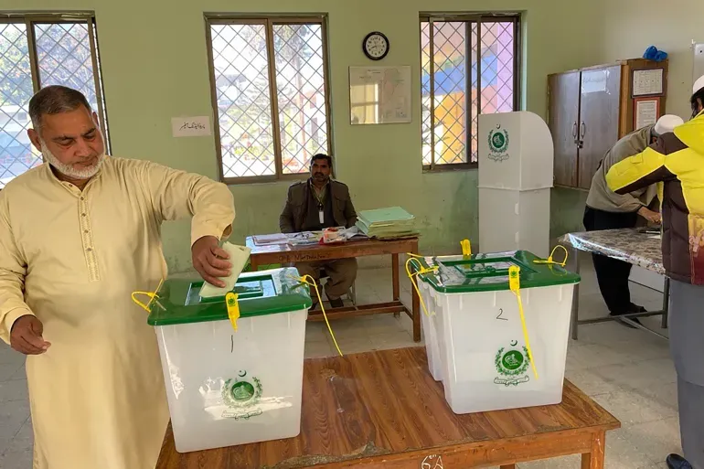 عمران خان الغائب الحاضر في الانتخابات الباكستانية