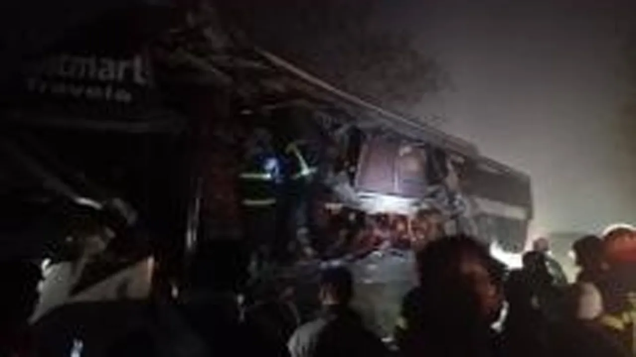 ট্রাকের সঙ্গে বাসের ধাক্কা, নৌবাহিনীর মার্চেন্ট সদস্যসহ নিহত ৩