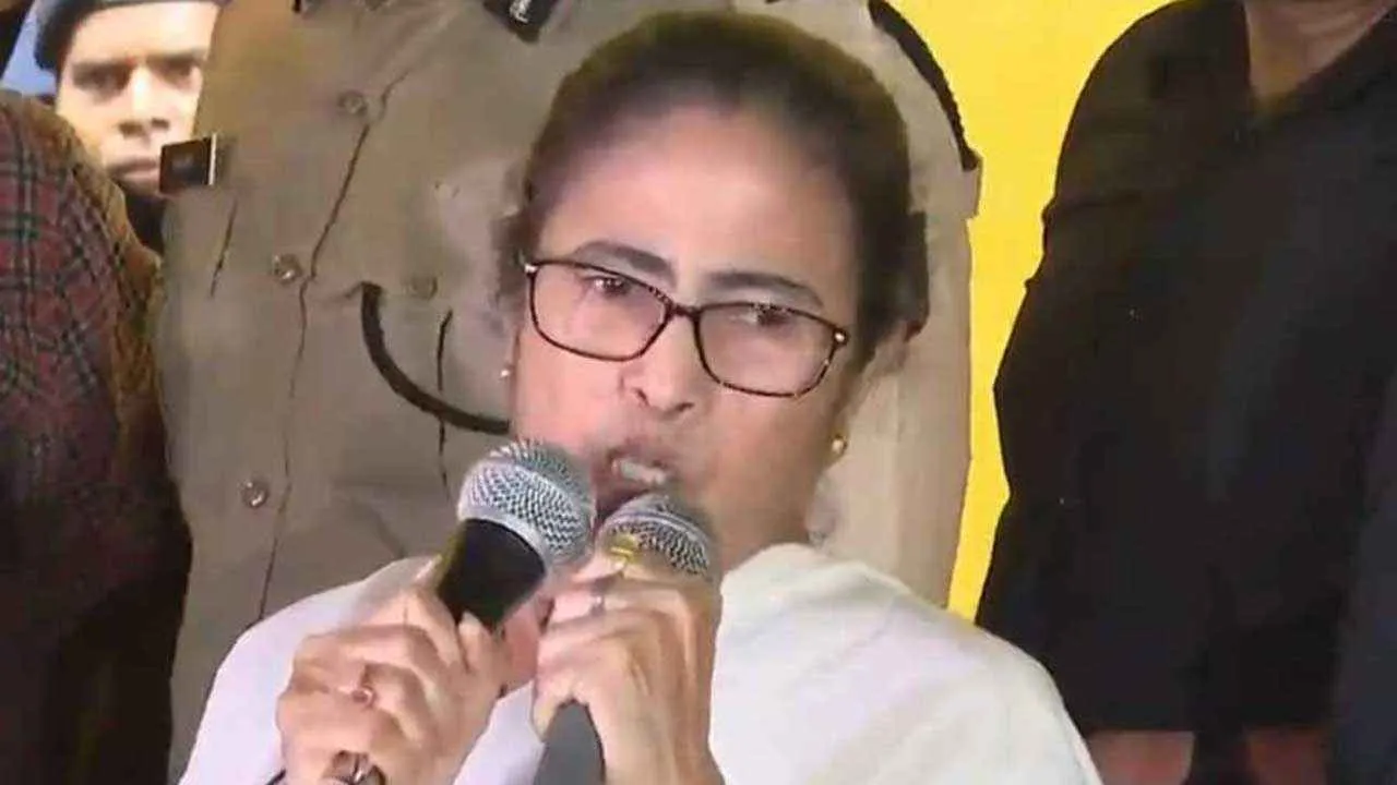 চিকিৎসকদের মঞ্চে হঠাৎ হাজির মমতা, আন্দোলনে রাশ টানার চেষ্টা