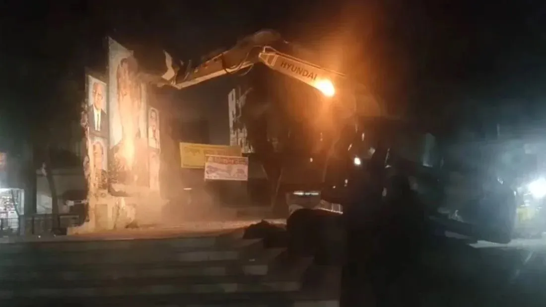 Murals of Bangabandhu, 4 other leaders demolished in Tangail