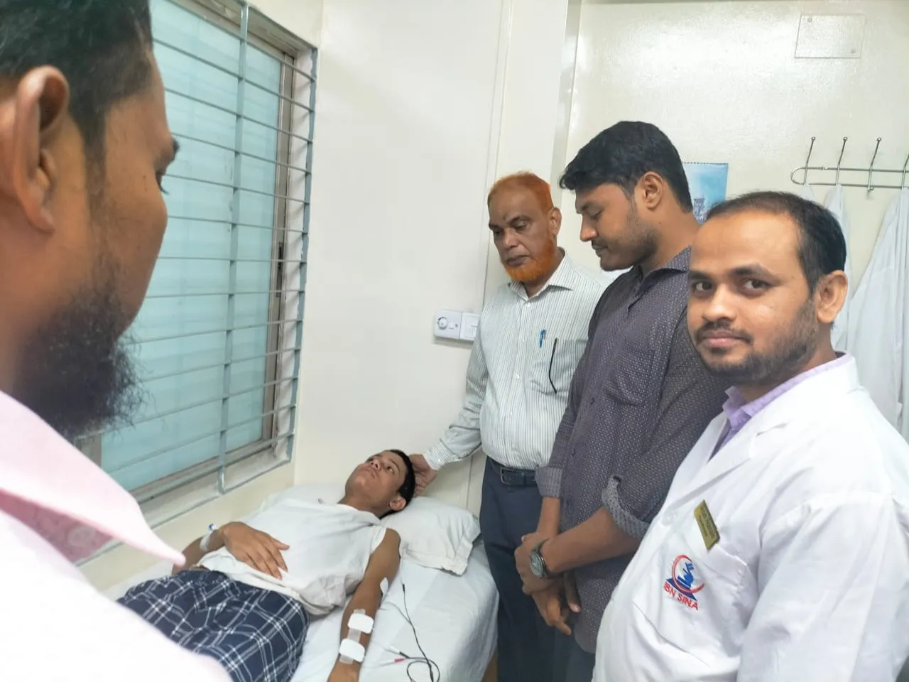 আন্দোলনে আহত শিক্ষার্থী মুস্তাফিজুর রহমানের সাথে সাক্ষাৎ করেন মোবারক হোসাইন