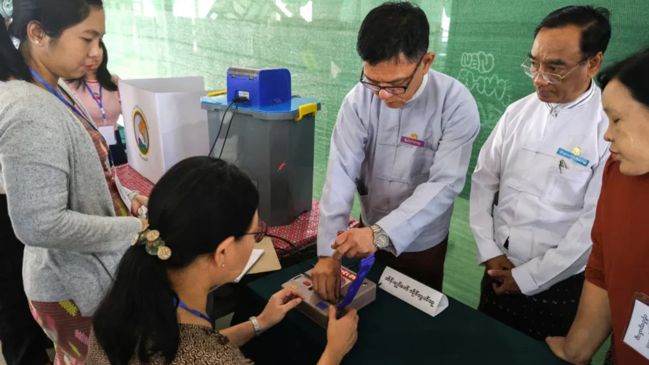 গৃহযুদ্ধের মধ্যেই মিয়ানমারে সাধারণ নির্বাচনের ভোটগ্রহণ শুরু