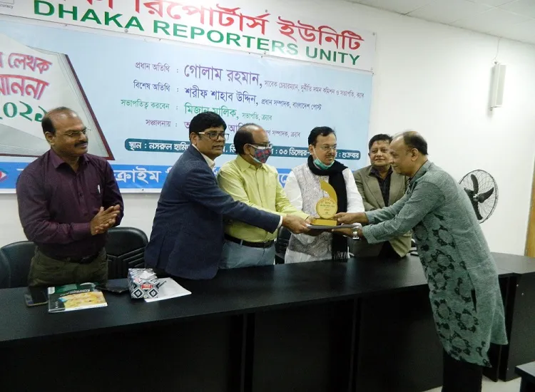 ক্র্যাবের লেখক সম্মাননা পেয়েছেন সাংবাদিক নাছির উদ্দিন শোয়েব