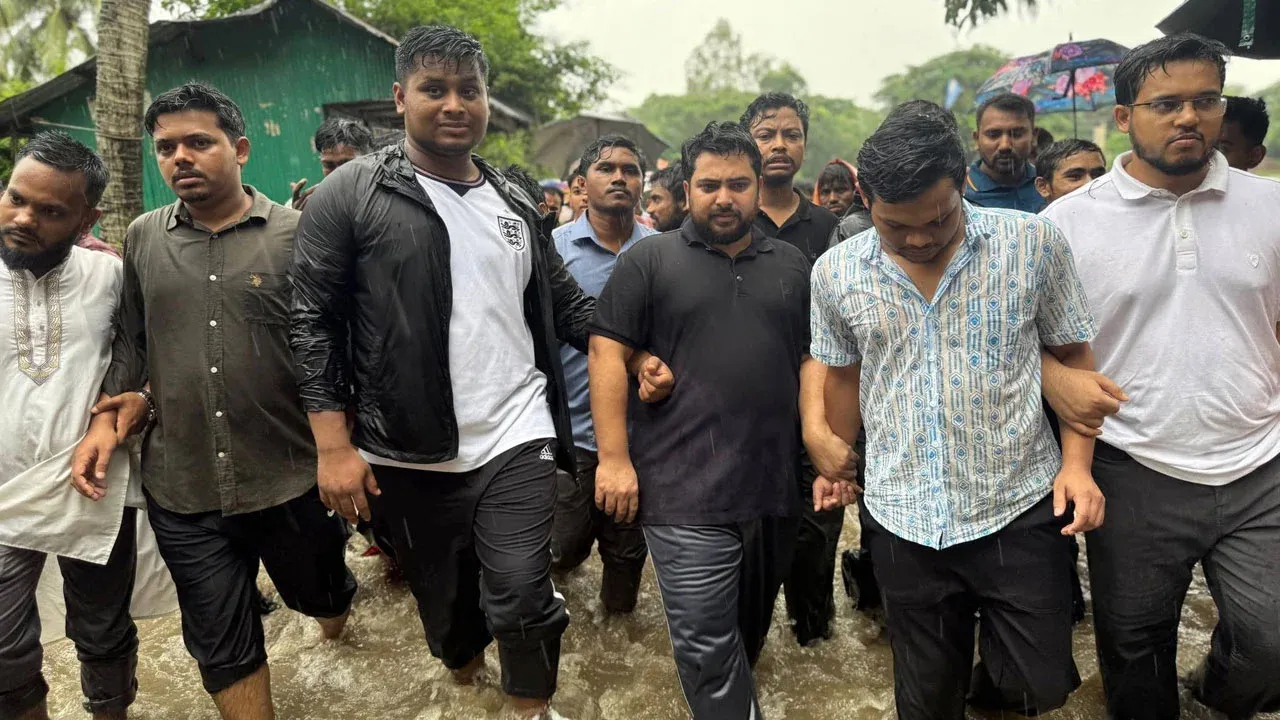 বৃষ্টির মধ্যেই নাহিদ-হাসনাতদের ত্রাণ বিতরণ