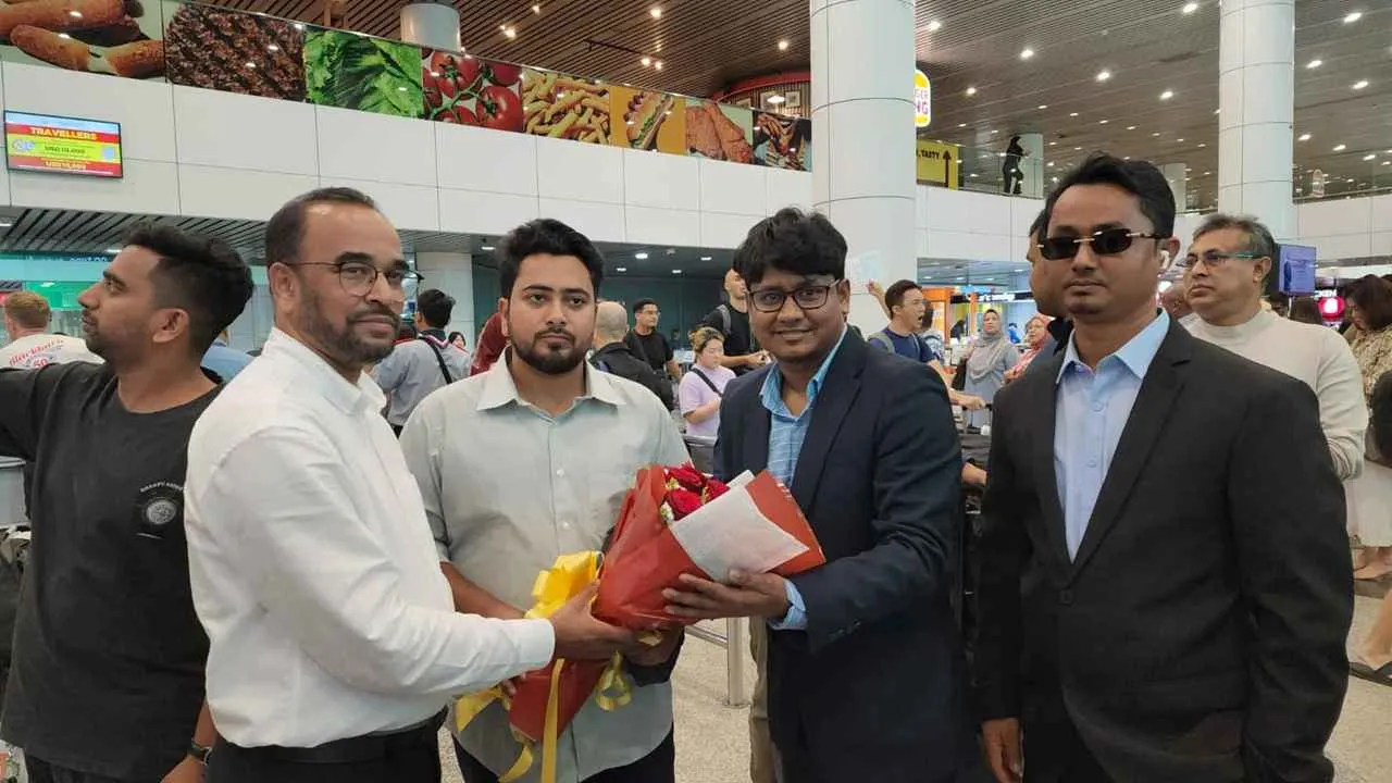 মালয়েশিয়ায় পৌঁছেছেন এনসিপির নাহিদ