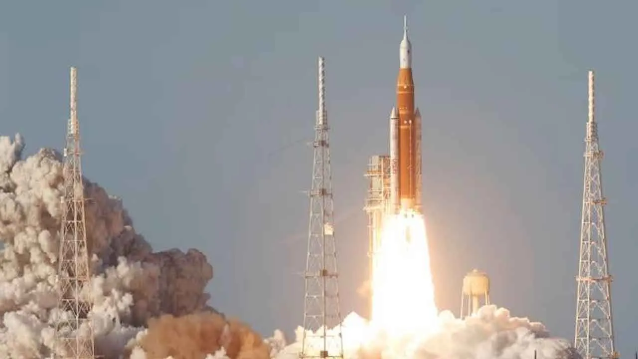 নভোচারী নিয়ে চাঁদের পথে উড়াল দিল আর্টেমিস ২