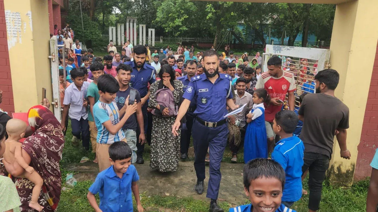 স্কুলছাত্রীকে অপহরণের চেষ্টার অভিযোগে তরুণী আটক